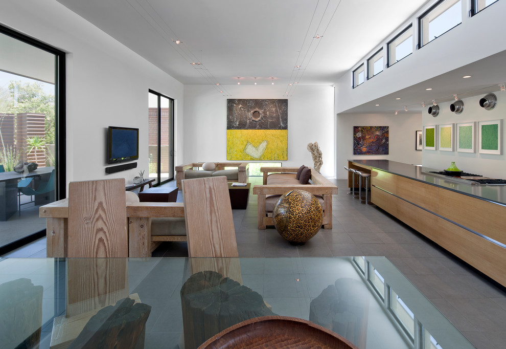Offenes Modernes Wohnzimmer mit weißer Wandfarbe, TV-Wand und Keramikboden in Phoenix