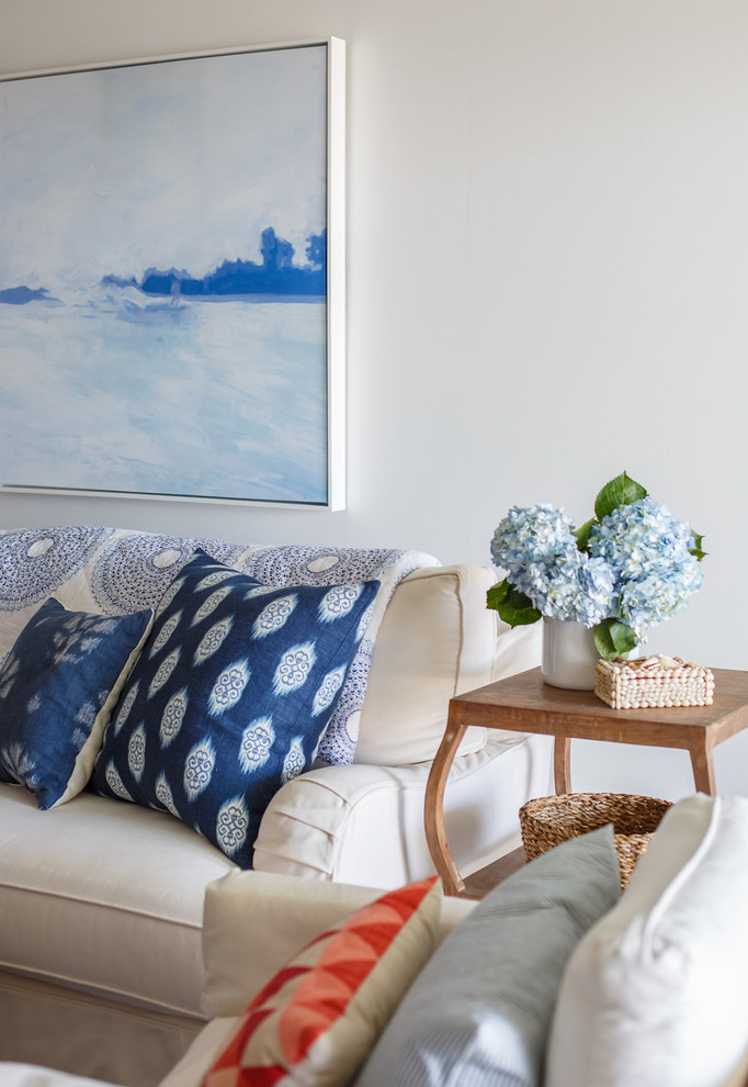 Foto di un soggiorno stile marinaro con pareti bianche