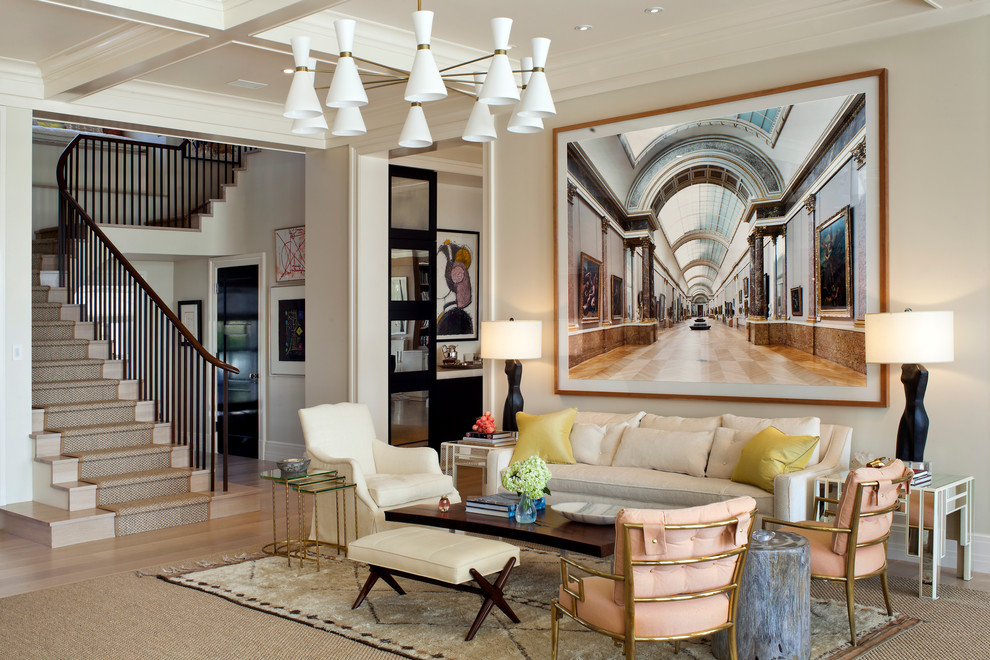 Immagine di un soggiorno classico con pareti beige, parquet chiaro, camino classico e cornice del camino in pietra