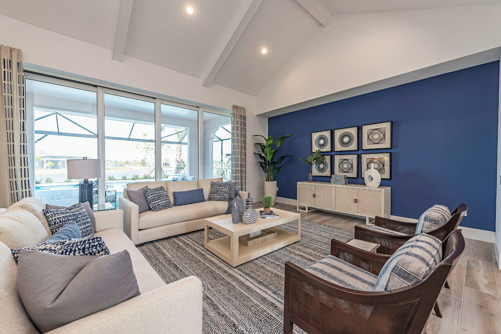 Пример оригинального дизайна: гостиная комната в морском стиле с синими стенами и серым полом
