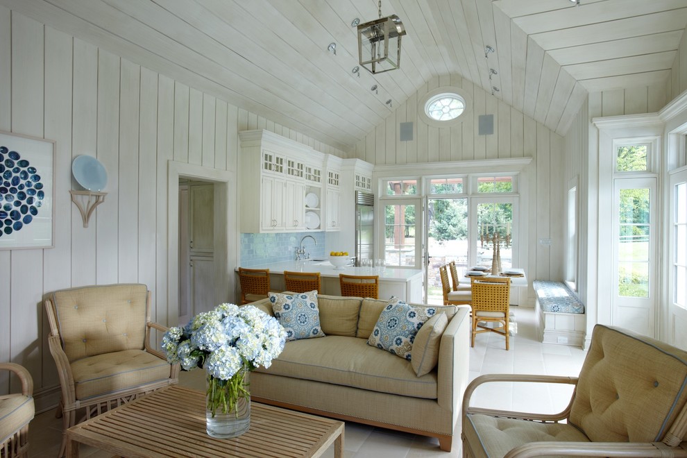 На фото: открытая гостиная комната в морском стиле с белыми стенами