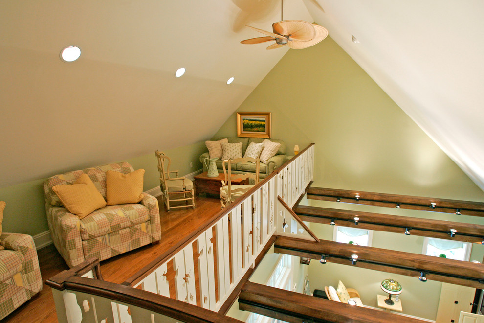 Imagen de salón tipo loft clásico pequeño con paredes beige y suelo de madera en tonos medios