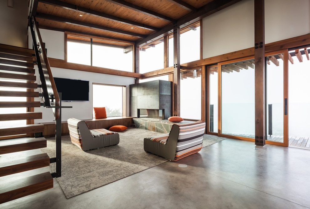 Свежая идея для дизайна: гостиная комната в современном стиле с белыми стенами, угловым камином и телевизором на стене - отличное фото интерьера