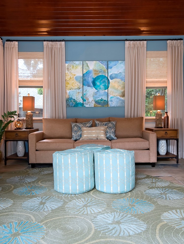 ダラスにある中くらいなビーチスタイルのおしゃれなリビング (青い壁、トラバーチンの床、暖炉なし、壁掛け型テレビ、ベージュの床) の写真
