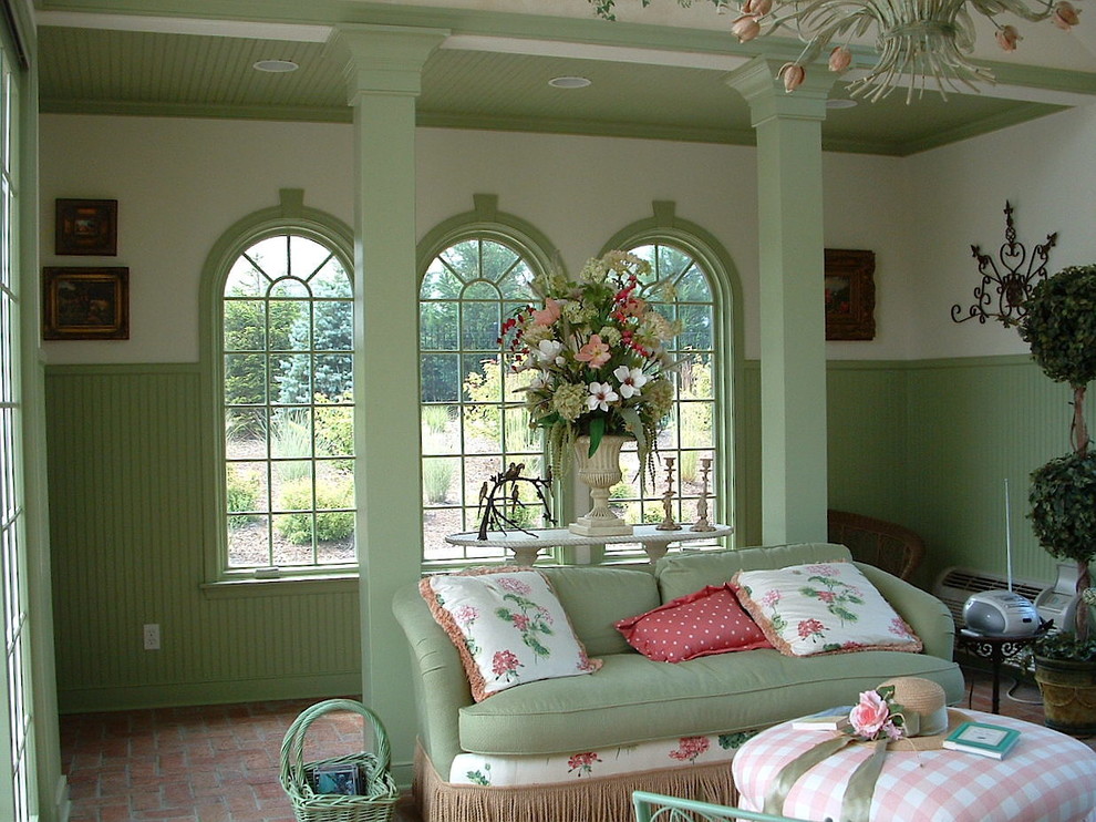 Immagine di un soggiorno classico di medie dimensioni con pareti verdi e pavimento in mattoni