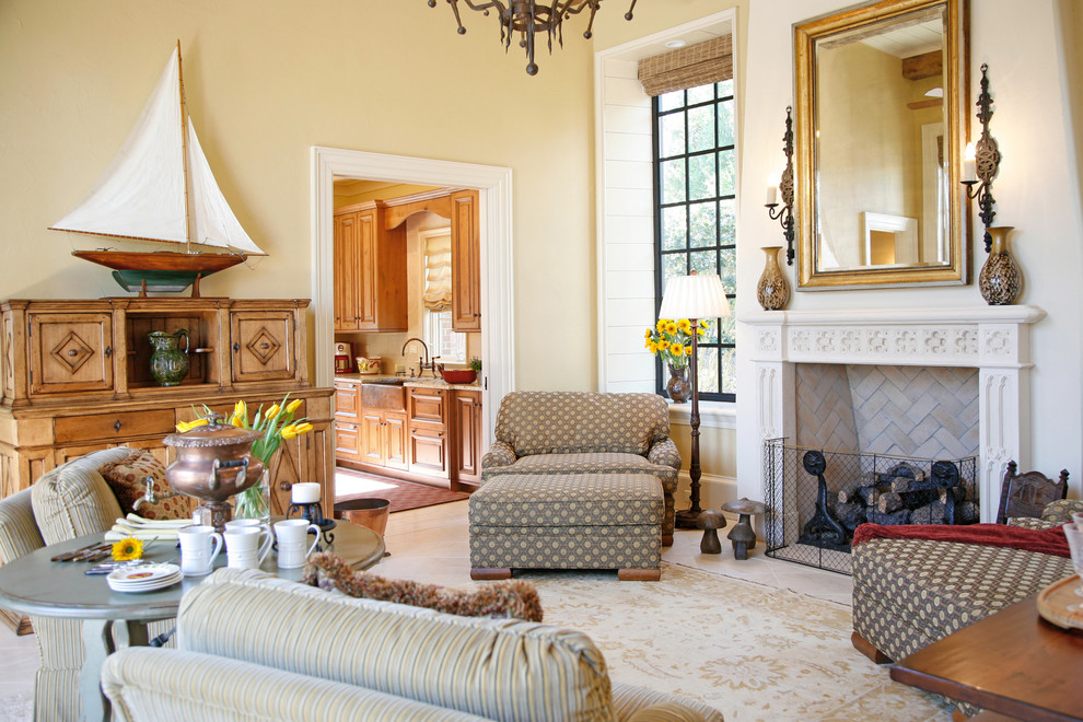 Cette image montre un salon traditionnel fermé avec un mur beige et une cheminée standard.