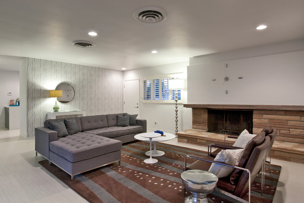 На фото: большая гостиная комната:: освещение в стиле модернизм с стандартным камином
