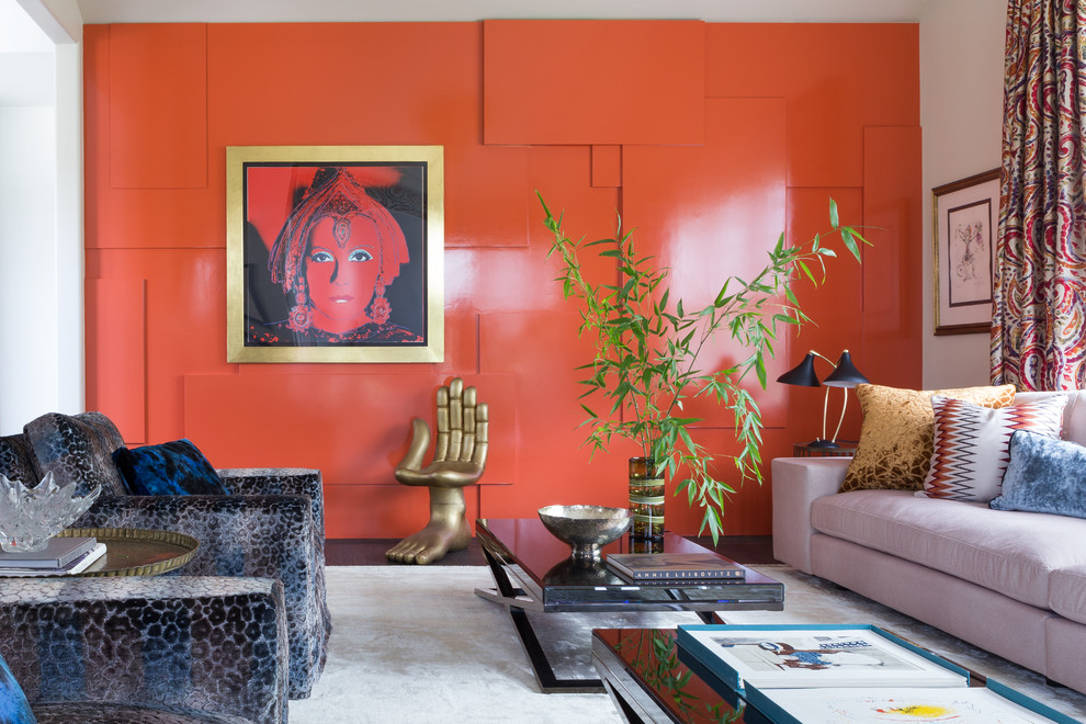 Idée de décoration pour un salon design avec un mur orange et parquet foncé.