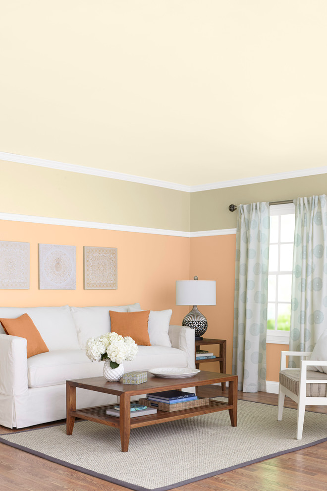 Foto di un soggiorno classico di medie dimensioni e chiuso con sala formale, pareti arancioni e pavimento in legno massello medio