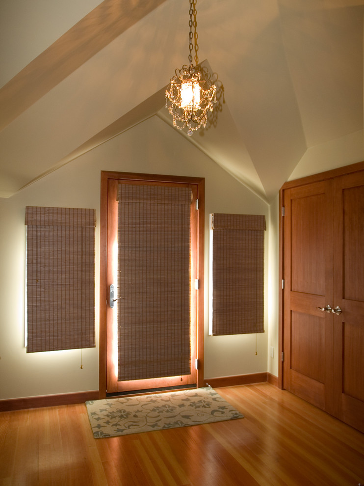 Esempio di un piccolo soggiorno classico chiuso con pareti bianche e pavimento in legno massello medio