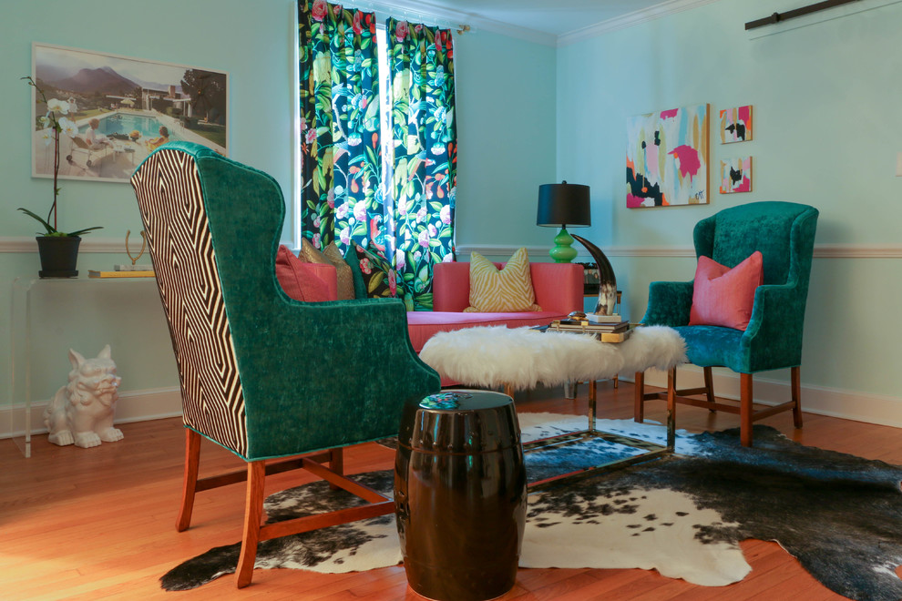 Immagine di un piccolo soggiorno eclettico chiuso con sala formale, pareti blu, parquet chiaro, nessun camino, nessuna TV e pavimento marrone