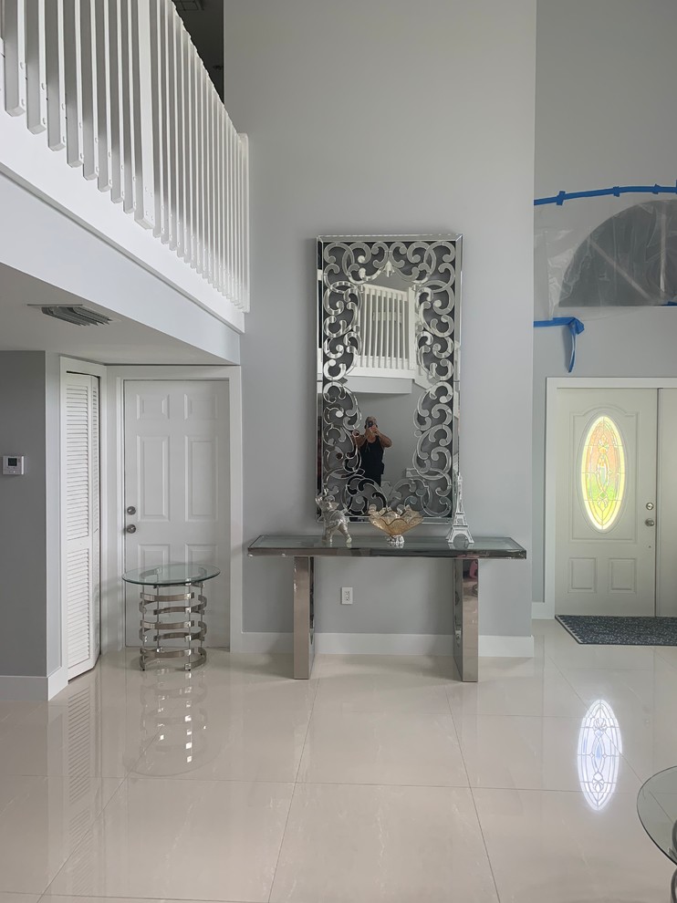 Idee per un soggiorno contemporaneo chiuso con sala formale, pavimento in gres porcellanato e pavimento beige