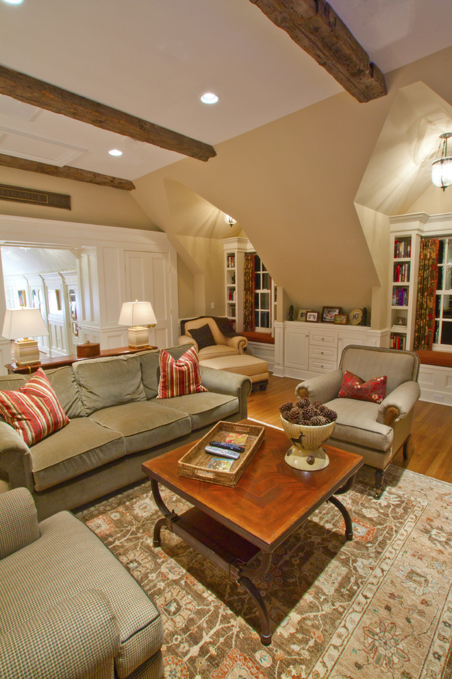 Cette image montre un très grand salon traditionnel ouvert avec une bibliothèque ou un coin lecture, un mur beige et un sol en bois brun.