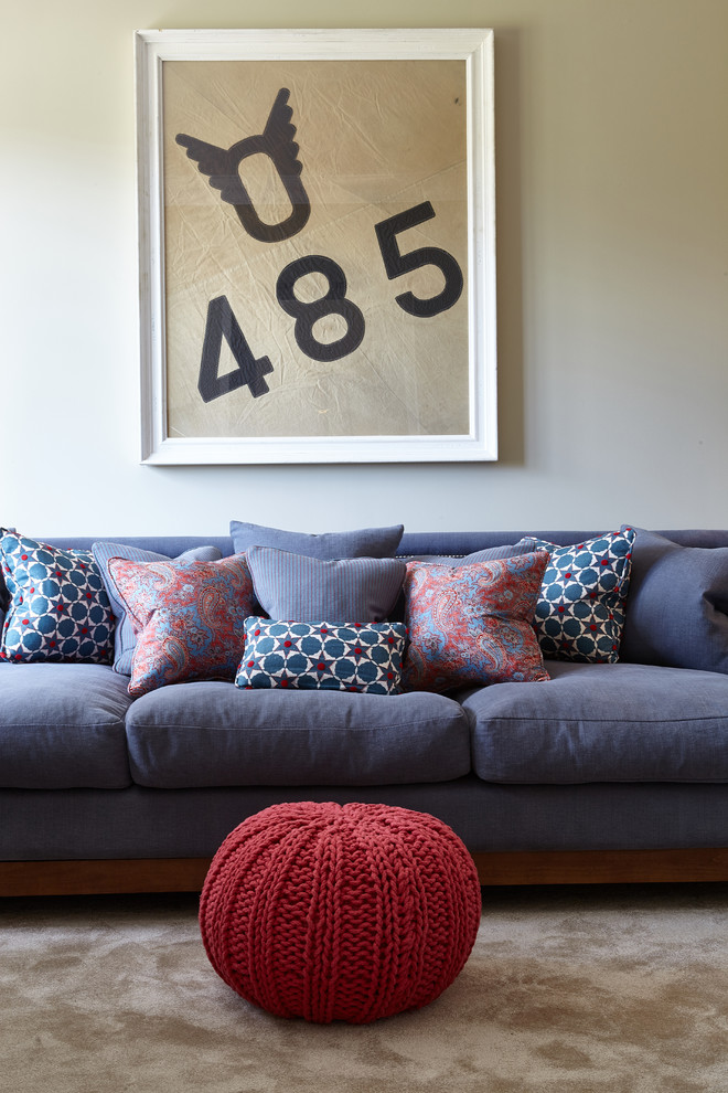 Стильный дизайн: гостиная комната в современном стиле с синим диваном - последний тренд
