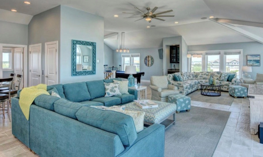 Esempio di un ampio soggiorno stile marino aperto con pavimento con piastrelle in ceramica, TV a parete e pavimento beige