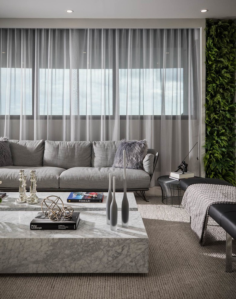 На фото: гостиная комната в современном стиле с серыми стенами, ковровым покрытием и серым полом с