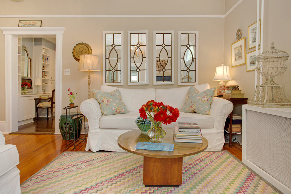 Idee per un soggiorno boho chic di medie dimensioni e chiuso con pareti beige, parquet chiaro e parete attrezzata