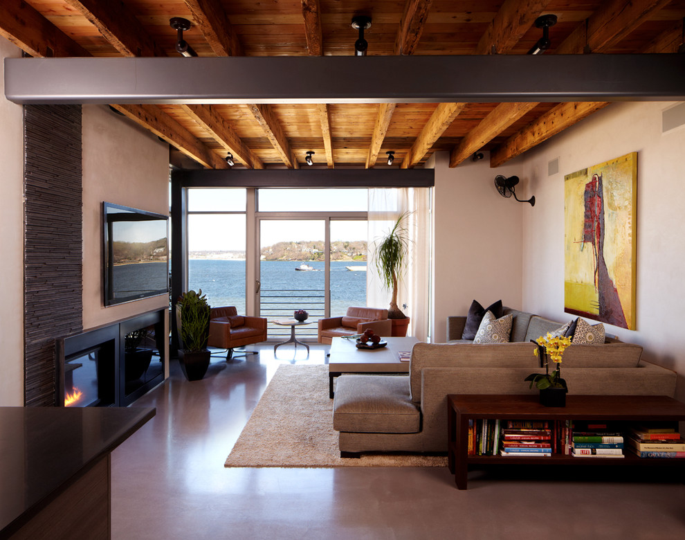 Idee per un grande soggiorno moderno chiuso con pavimento in cemento, pareti marroni, camino classico, TV a parete e tappeto
