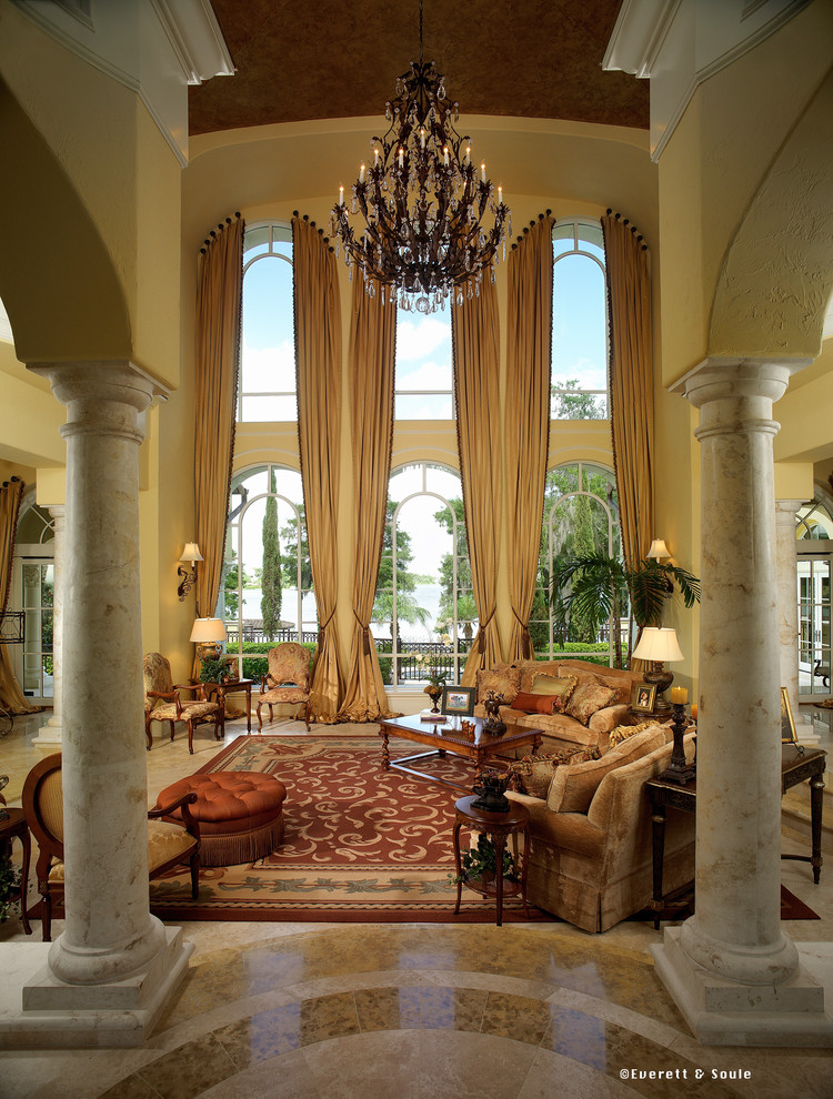 Immagine di un ampio soggiorno mediterraneo aperto con sala formale, pareti beige, pavimento in marmo e nessuna TV