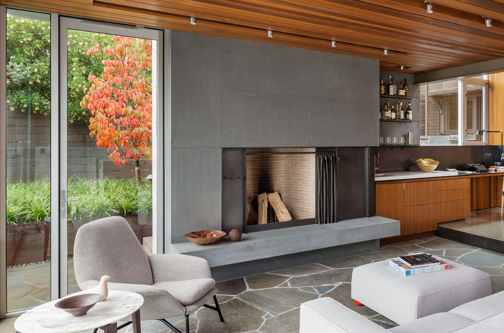 Idee per un soggiorno minimal aperto con pareti grigie e camino classico