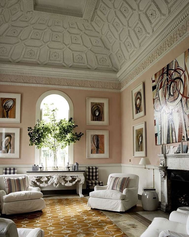 Idée de décoration pour un salon tradition fermé avec un mur rose.