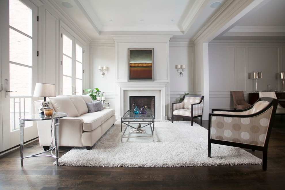 Immagine di un soggiorno contemporaneo con sala formale, pareti bianche, parquet scuro e camino classico