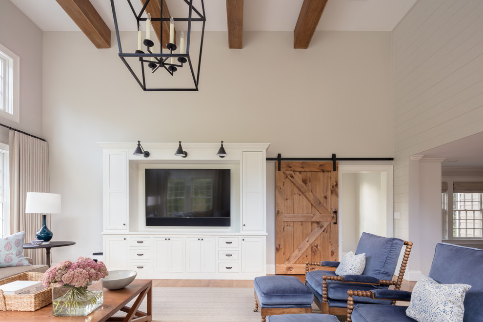 Immagine di un soggiorno classico di medie dimensioni e aperto con pareti grigie, pavimento in legno massello medio, parete attrezzata e pavimento marrone