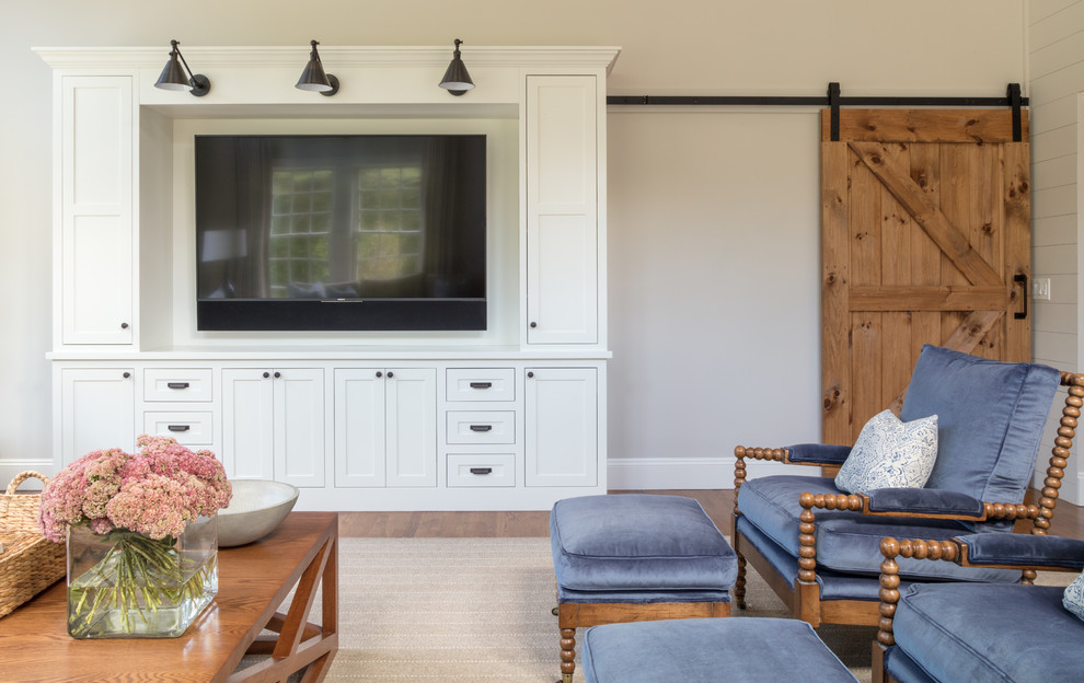 На фото: открытая гостиная комната среднего размера в стиле неоклассика (современная классика) с серыми стенами, паркетным полом среднего тона, мультимедийным центром и коричневым полом с
