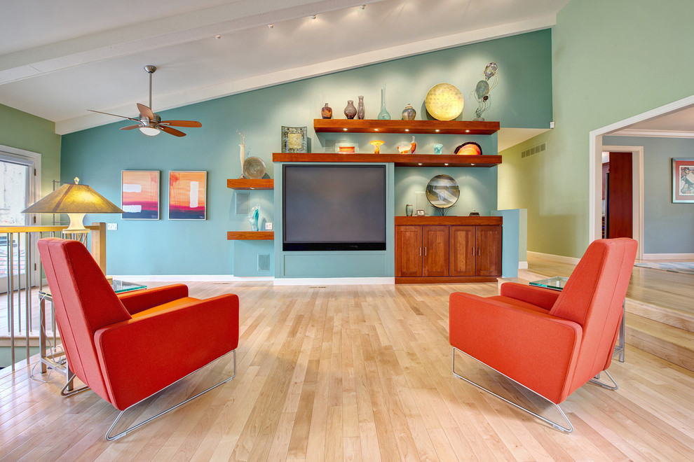 Foto di un soggiorno design di medie dimensioni e aperto con pareti blu, parquet chiaro, nessun camino, parete attrezzata e pavimento beige