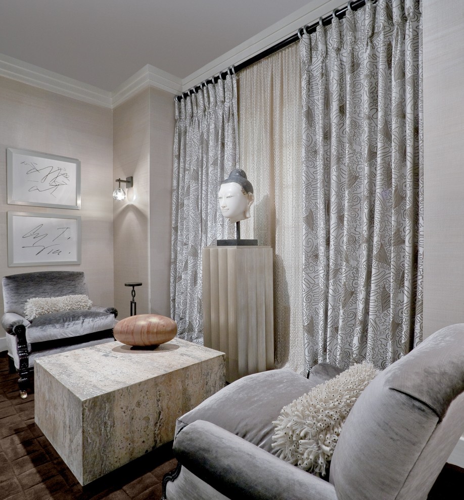 Идея дизайна: маленькая парадная, изолированная гостиная комната в восточном стиле с серыми стенами, ковровым покрытием и ковром на полу без камина, телевизора для на участке и в саду