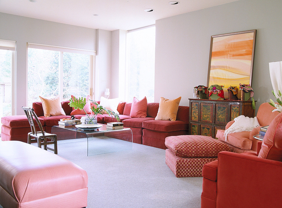 На фото: большая гостиная комната в стиле фьюжн с серыми стенами и ковровым покрытием с