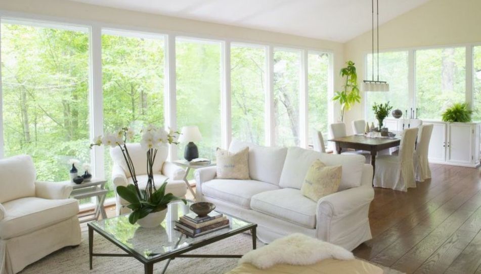 Country Wohnzimmer mit weißer Wandfarbe und braunem Holzboden in Washington, D.C.