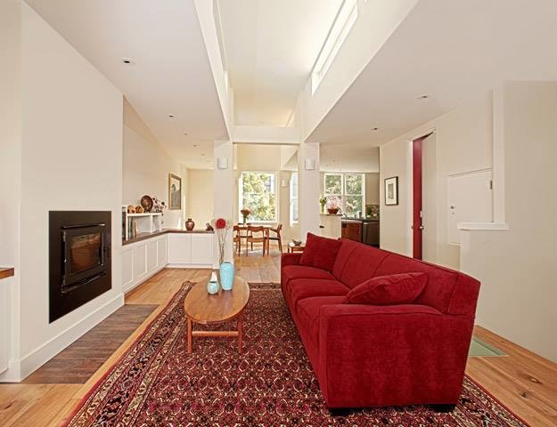Foto di un soggiorno minimal di medie dimensioni e aperto con sala formale, parquet chiaro, pareti bianche, camino classico e pavimento beige