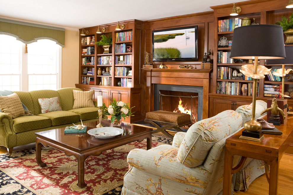 Ispirazione per un soggiorno chic con pareti beige, pavimento in legno massello medio e camino classico