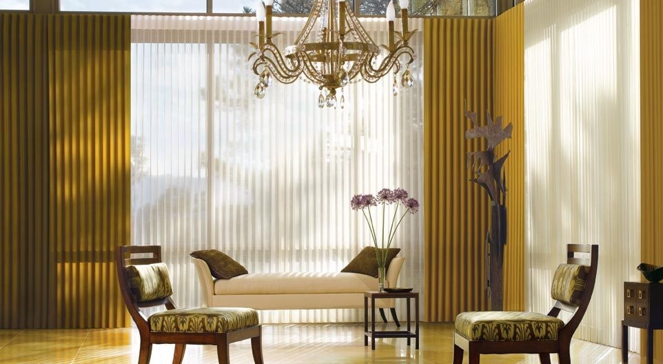 Idéer för stora vintage separata vardagsrum, med ett finrum, beige väggar, klinkergolv i keramik och gult golv