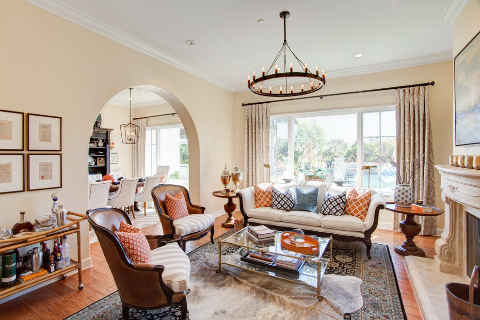 Repräsentatives, Abgetrenntes Klassisches Wohnzimmer mit beiger Wandfarbe, braunem Holzboden, Kamin und braunem Boden in Las Vegas