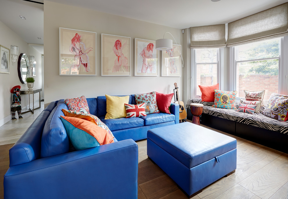 Пример оригинального дизайна: гостиная комната в стиле модернизм с синим диваном