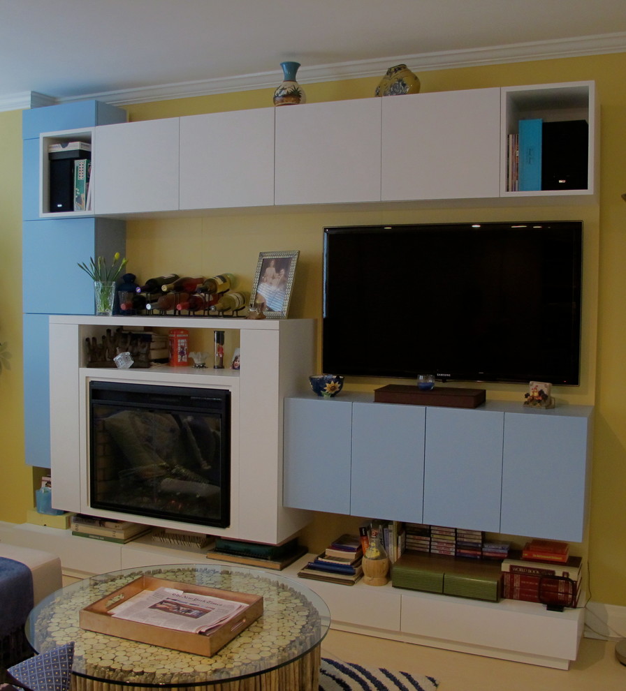 Ejemplo de salón abierto actual de tamaño medio sin chimenea con paredes amarillas y televisor colgado en la pared