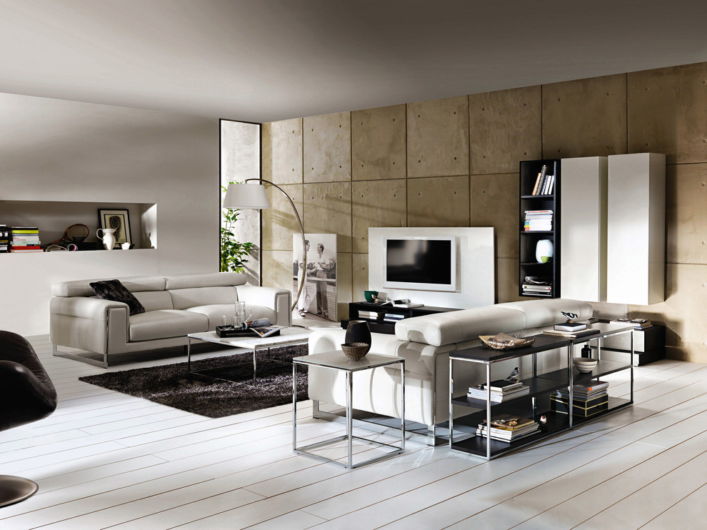 Идея дизайна: большая парадная, открытая гостиная комната в современном стиле с коричневыми стенами, деревянным полом и телевизором на стене