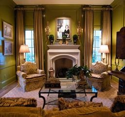 На фото: гостиная комната среднего размера в классическом стиле с зелеными стенами, паркетным полом среднего тона, стандартным камином и фасадом камина из камня с