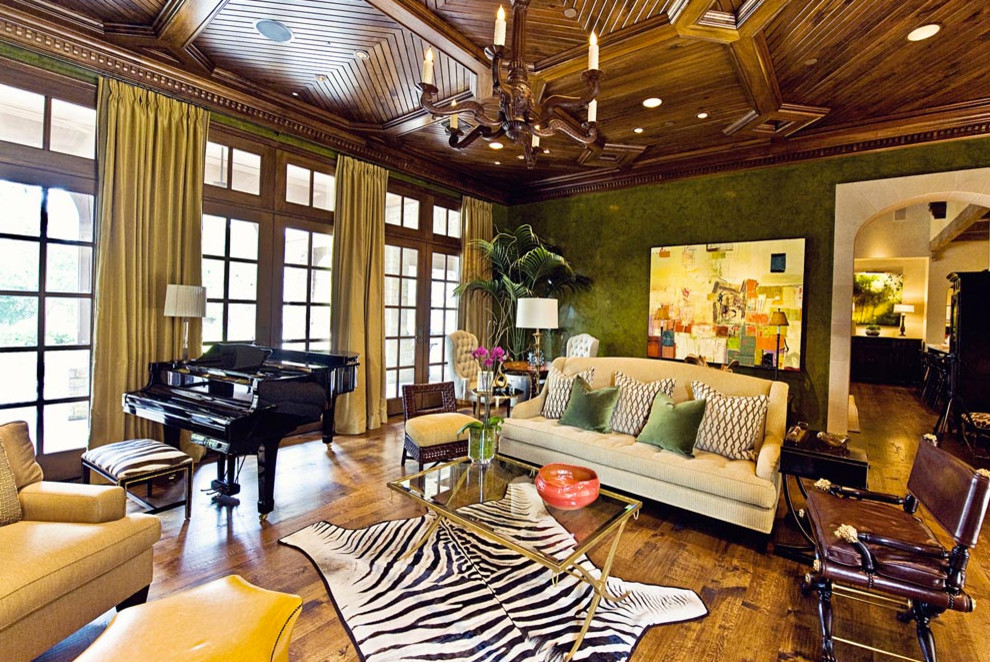 Cette image montre un grand salon fermé avec une salle de réception, un sol en bois brun et un mur vert.