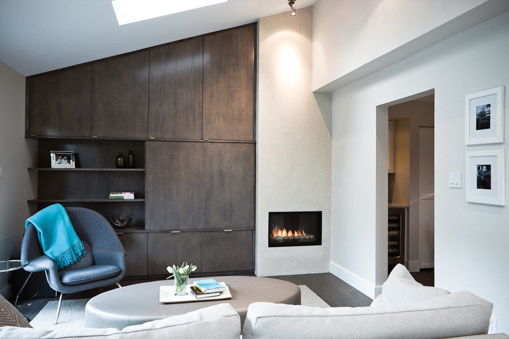 Пример оригинального дизайна: изолированная гостиная комната в стиле модернизм с горизонтальным камином и скрытым телевизором