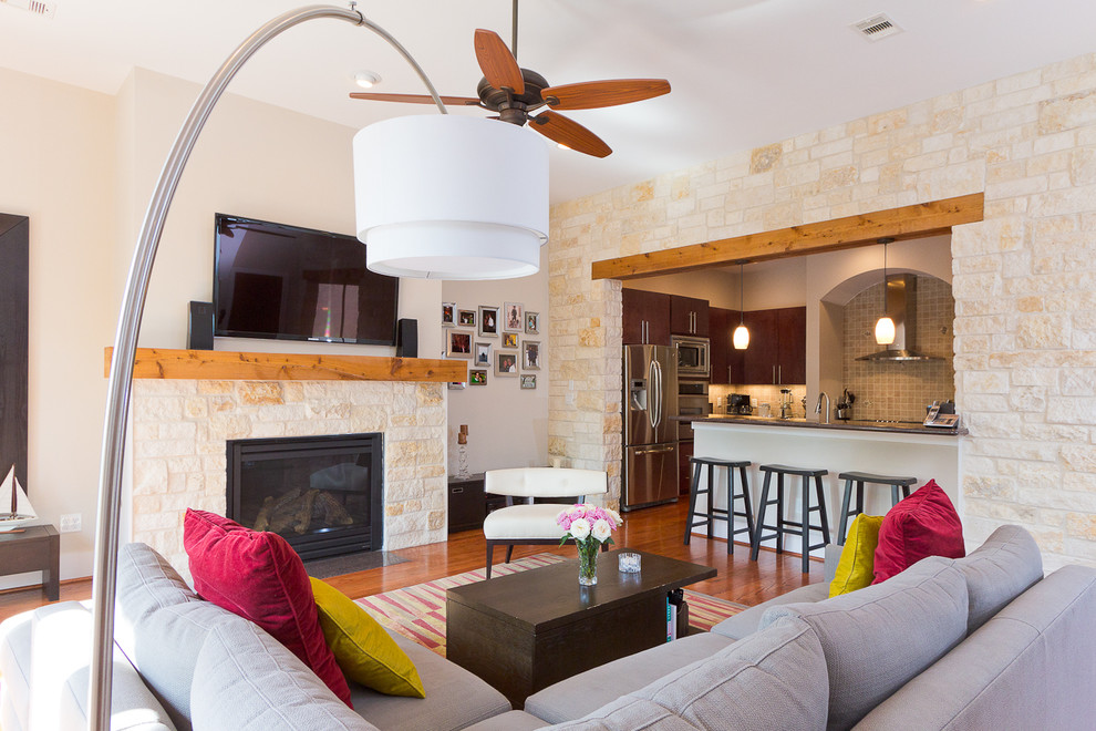 Modernes Wohnzimmer mit beiger Wandfarbe in Houston