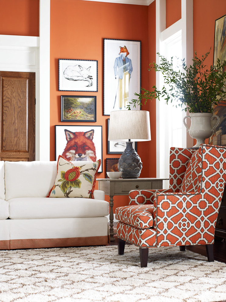 На фото: парадная, изолированная гостиная комната в классическом стиле с оранжевыми стенами и ковровым покрытием с