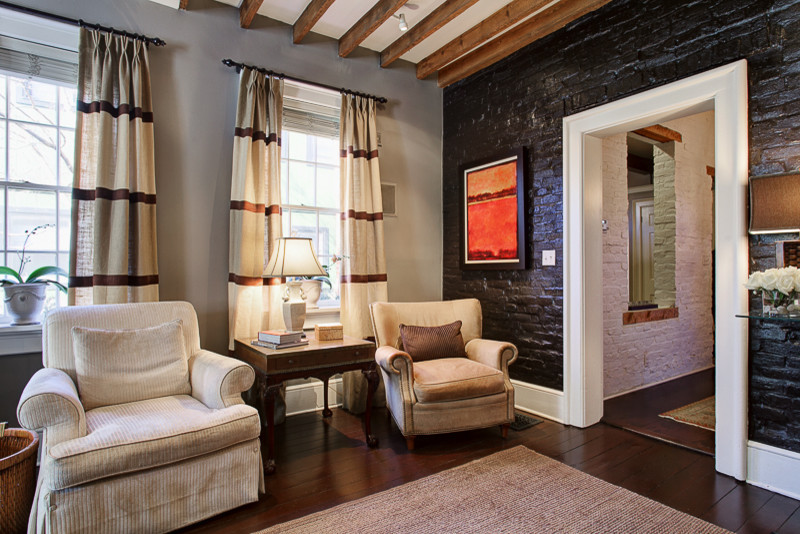 Uriges Wohnzimmer mit schwarzer Wandfarbe und braunem Holzboden in Kolumbus