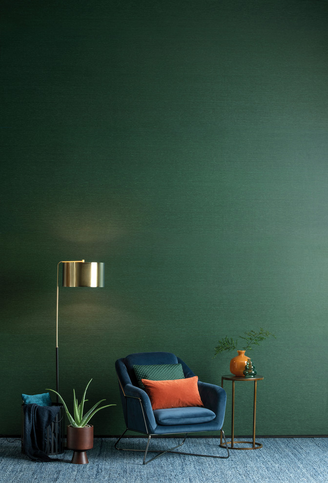Свежая идея для дизайна: гостиная комната в современном стиле с с книжными шкафами и полками, зелеными стенами, ковровым покрытием и синим полом - отличное фото интерьера