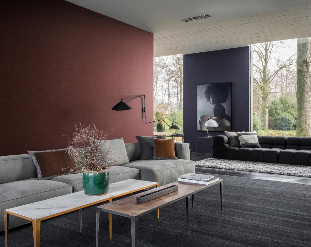 Immagine di un soggiorno moderno aperto con pareti multicolore e pavimento grigio