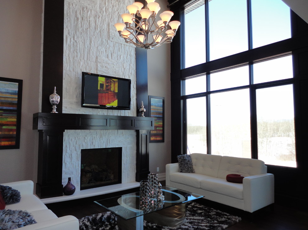 Mittelgroßes Modernes Wohnzimmer mit brauner Wandfarbe, dunklem Holzboden, Kamin, Kaminumrandung aus Stein und TV-Wand in Calgary
