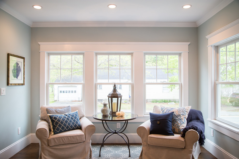 Mittelgroßes, Abgetrenntes Klassisches Wohnzimmer mit blauer Wandfarbe, braunem Holzboden und braunem Boden in Boston