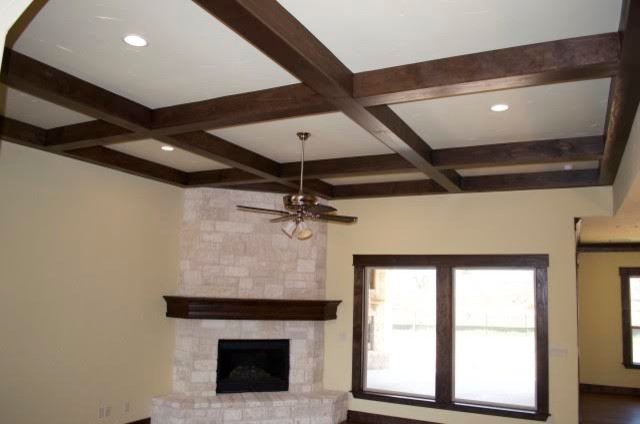 Imagen de salón cerrado clásico de tamaño medio con paredes beige, suelo de madera oscura, chimenea de esquina y marco de chimenea de piedra